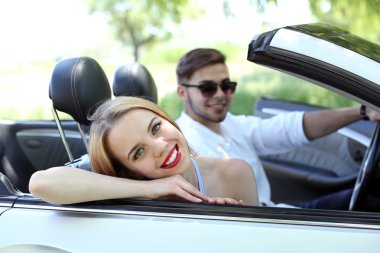 Cabriolet, açık havada genç Çift