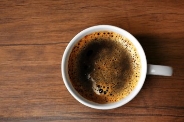 Ahşap masa, üstten görünüm üzerinde taze kahve