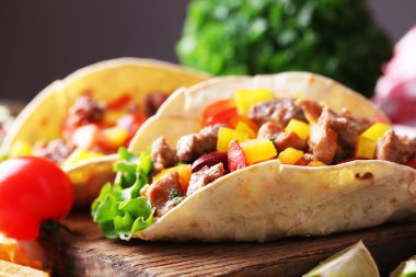 Ahşap arka plan üzerinde kesme tahtası üzerinde sebze ile ev yapımı lezzetli börek