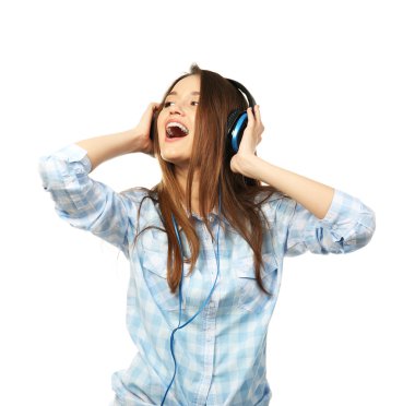 Kulaklıklı genç bir kadın.