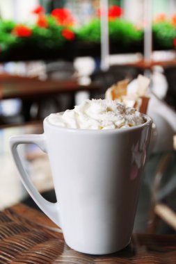 Kafedeki masada bir fincan kahve.