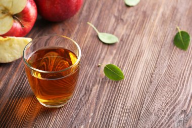 bardak elma suyu ve meyve masada yakın çekim