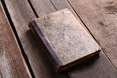 Ahşap masa üzerinde eski kitap yakın çekim