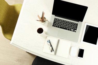 Laptop ile tablet ve işyeri üstten görünüm akıllı telefon