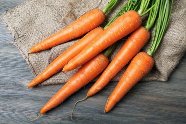 Ahşap masa, closeup üzerinde taze organik havuç