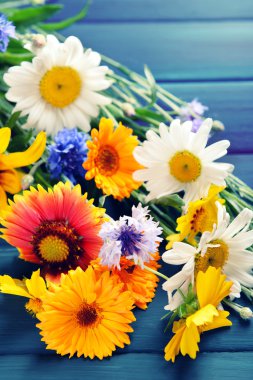 Ahşap masa, closeup üzerinde parlak kır çiçekleri