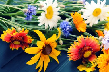 Ahşap masa, closeup üzerinde parlak kır çiçekleri