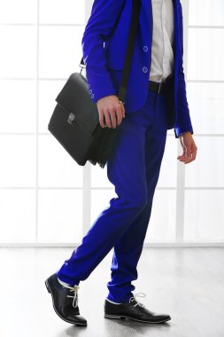 Evrak Çantası'nı parlak zemin üzerine ile iş adamı