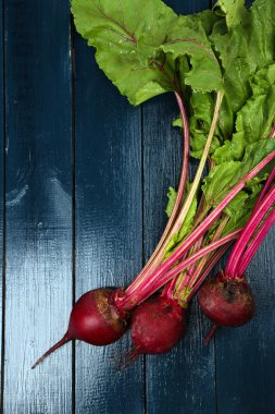 Ahşap masa üzerinde genç pancar