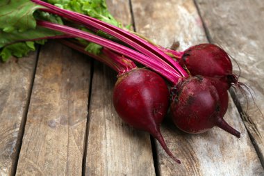 Ahşap masa üzerinde genç pancar