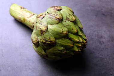 Enginar renk ahşap arka plan üzerinde