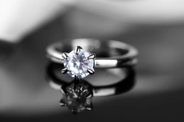 Beautiful diamond ring and tape on dark background — Stock Photo, Image