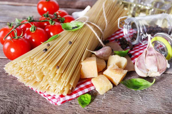 Pasta met cherry tomaten en andere ingrediënten op houten tafel achtergrond — Stockfoto