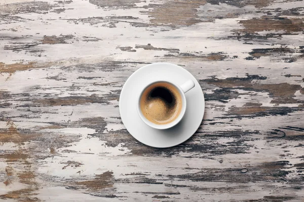 Tazza di caffè su tavolo di legno, vista dall'alto — Foto Stock
