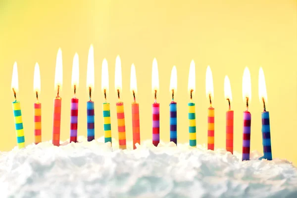 Tarta de cumpleaños con velas sobre fondo de color — Foto de Stock