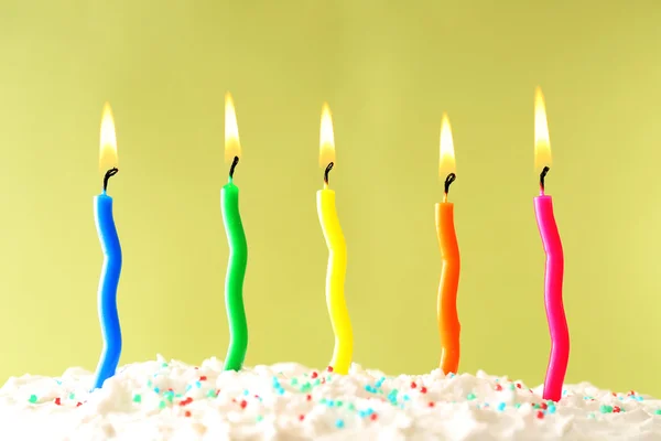 Gâteau d'anniversaire avec des bougies sur fond de couleur — Photo