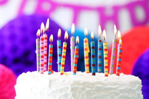 Verjaardagscake met kaarsen op kleurrijke achtergrond — Stockfoto