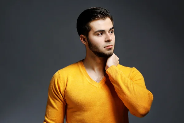 Porträtt av ung man på grå bakgrund — Stockfoto