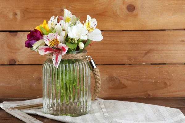 Hermosas flores de primavera sobre fondo de madera —  Fotos de Stock