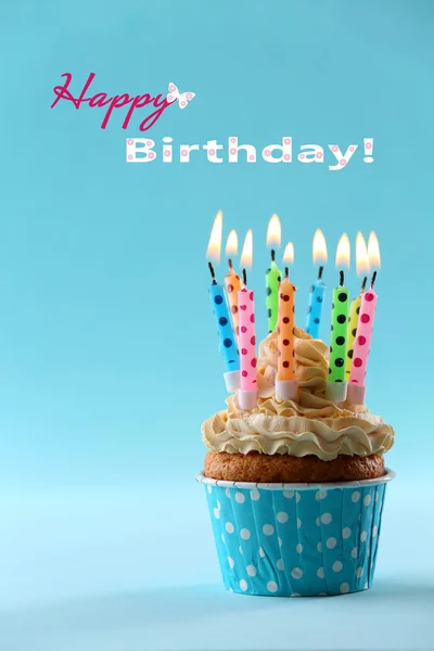 Verjaardag cupcake met kaarsen op kleur achtergrond — Stockfoto