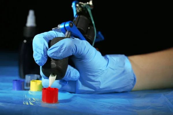 Tattoo artist at work, close-up — Stock Photo, Image