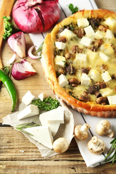 Plăcintă cu brânză cu ciuperci, ierburi și cremă acră, pe fundal de masă din lemn — Fotografie, imagine de stoc
