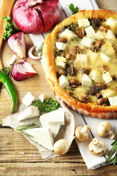 Kaas met champignons, kruiden en zure crème, op houten tafel achtergrond — Stockfoto