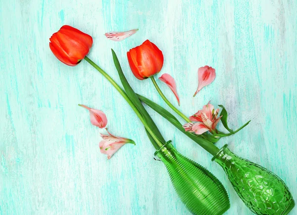 Beautiful red tulips in vases on wooden background — Stock Photo, Image