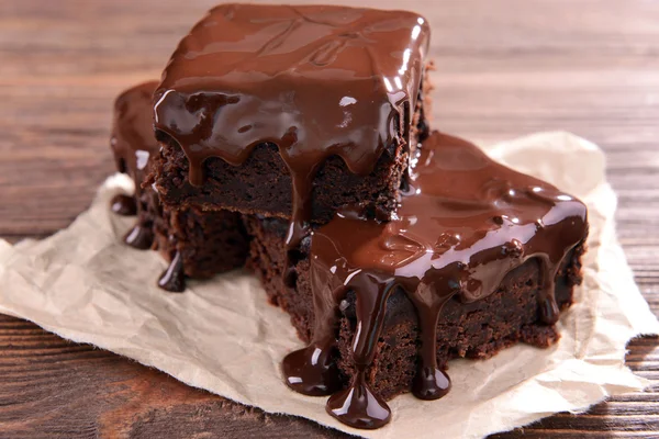Смачні шоколадні торти на столі крупним планом — стокове фото