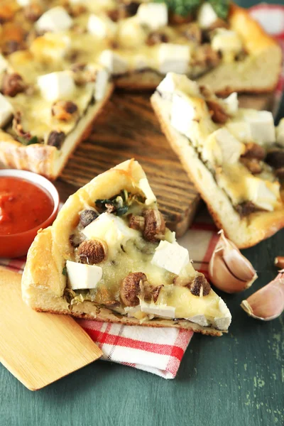 Kaas met champignons, kruiden en zure crème, op servet, op houten tafel achtergrond — Stockfoto