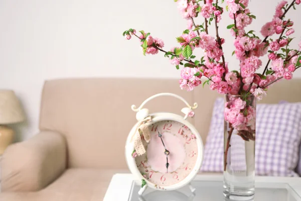 Buquê de primavera em vaso, na mesa, em casa fundo interior — Fotografia de Stock