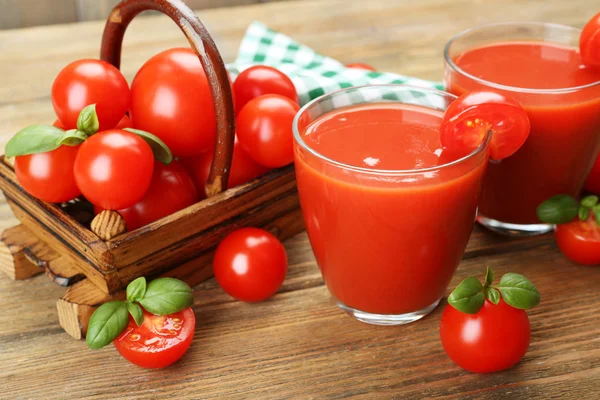 Szklanki soku pomidorowego z warzywami na drewniane tła — Zdjęcie stockowe