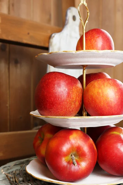 Tasty ripe apples on serving tray on wooden background — Stock Photo, Image