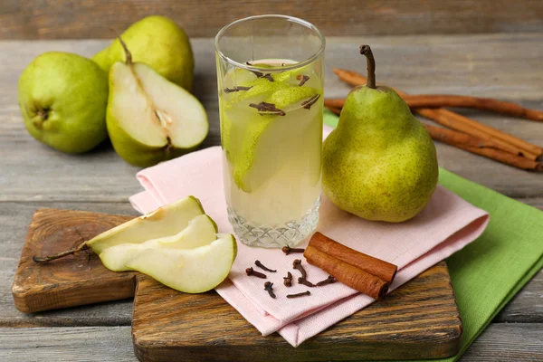 Jugo de pera con frutas frescas en la mesa de cerca — Foto de Stock