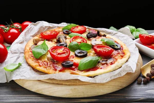 Sabrosa pizza con verduras y albahaca en la mesa de cerca — Foto de Stock