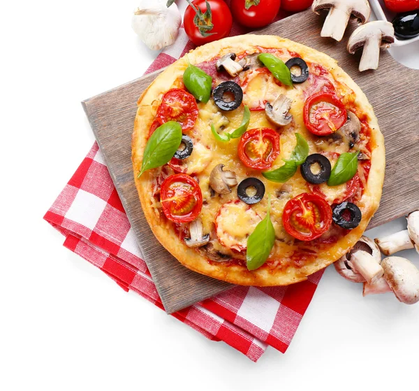 Pizza saborosa com legumes e manjericão na tábua de corte isolada em branco — Fotografia de Stock