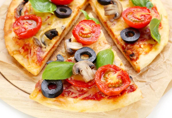 Ízletes pizza zöldségekkel és a bazsalikom a vágódeszka közelről — Stock Fotó