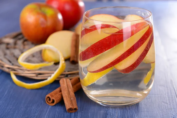 Vaso de sidra de manzana con frutas y canela en la mesa de cerca —  Fotos de Stock