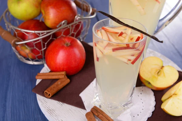 Glas und Karaffe Apfelmost mit Früchten und Gewürzen auf dem Tisch aus nächster Nähe — Stockfoto