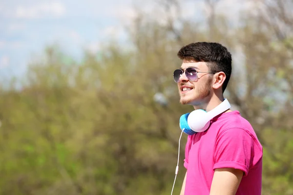 Hombre con auriculares al aire libre —  Fotos de Stock