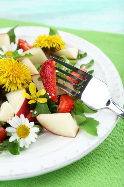 Lett organisk salat med blomster, tett inntil – stockfoto