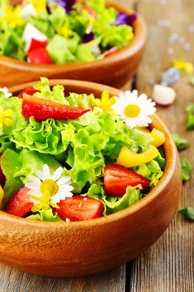 Ensalada orgánica ligera con flores, de cerca — Foto de Stock