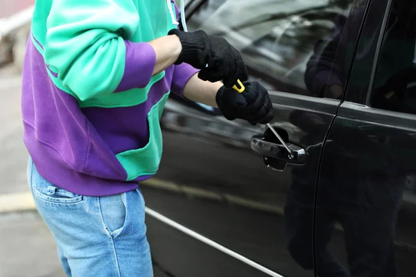 Man inbrottstjuv att stjäla bilen — Stockfoto