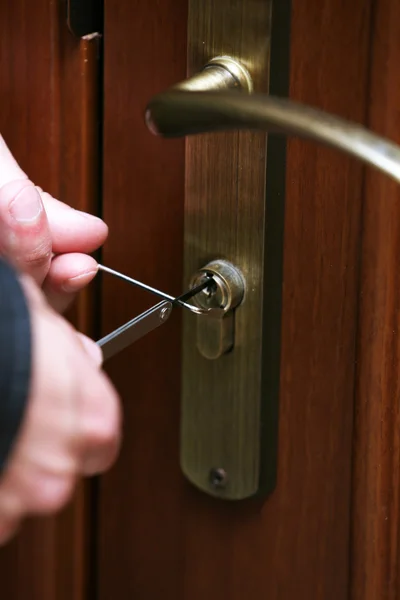 Burglar breaking into house — Stock Photo, Image