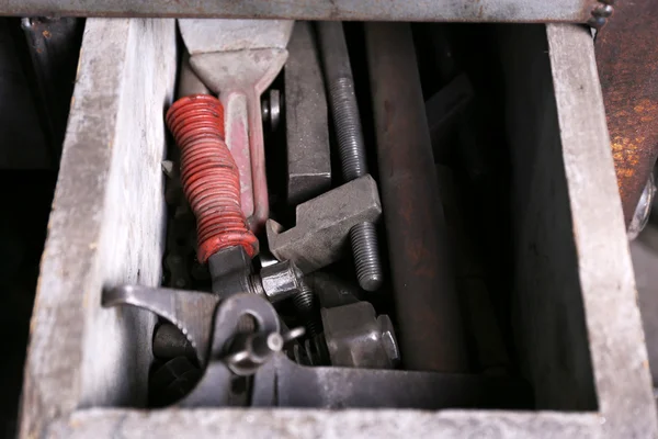 Різні інструменти в коробці на робочому місці в гаражі — стокове фото