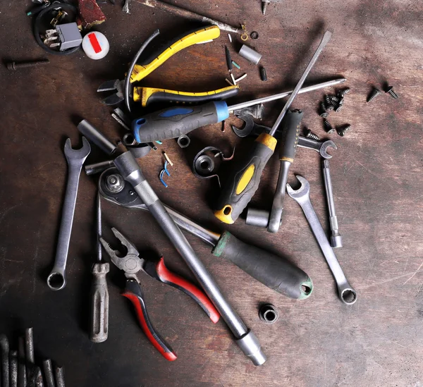 Různé nástroje na pracovišti v garáži — Stock fotografie