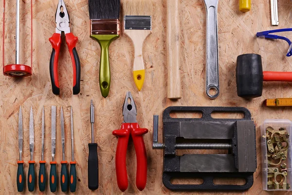 Uppsättning verktyg på plywood, ovanifrån — Stockfoto