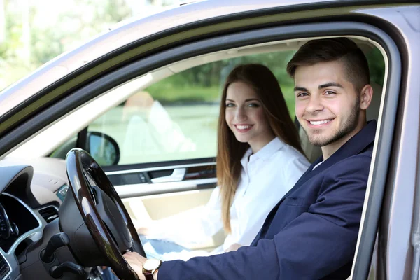 Jeune couple en cabriolet — Photo