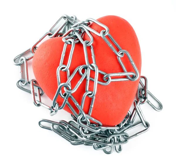 Czerwone serce z łańcucha metal na białym tle — Zdjęcie stockowe