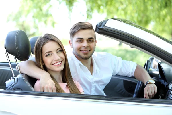 Jeune couple en cabriolet, à l'extérieur — Photo